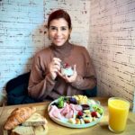 Mónica Sintra Instagram - Um domingo perfeito, no @lifecafesacavem. Um brunch que parece uma orquestra para os sentidos e um atendimento acolhedor. A explosão de sabores e cores é bem visível nestas fotos que partilho convosco. 🥐🍳 A decoração moderna e atual, combinadas com a luz, foram a pitada final para um fim de tarde agradável e cheio de sabor. Recomendo vivamente, para quem procura um espaço para se deleitar e, claro, conversar. ❤️ #parceria
