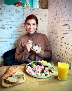 Mónica Sintra Instagram - Um domingo perfeito, no @lifecafesacavem. Um brunch que parece uma orquestra para os sentidos e um atendimento acolhedor. A explosão de sabores e cores é bem visível nestas fotos que partilho convosco. 🥐🍳 A decoração moderna e atual, combinadas com a luz, foram a pitada final para um fim de tarde agradável e cheio de sabor. Recomendo vivamente, para quem procura um espaço para se deleitar e, claro, conversar. ❤️ #parceria