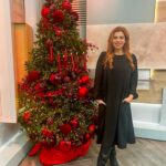 Mónica Sintra Instagram - "Alô, Portugal" e "Alô, Natal". Cada vez mais próximos desta época tão especial para todos, estou aqui na @sicoficial à vossa espera para mais uma "Tertúlia da Manhã". Juntam-se a nós? Vai valer muito a pena. Até já. 👋 💇‍♀️ @elsart.hairstylist 💄 @bibimua 👗 @cafofo_official // @sopaulasfashion