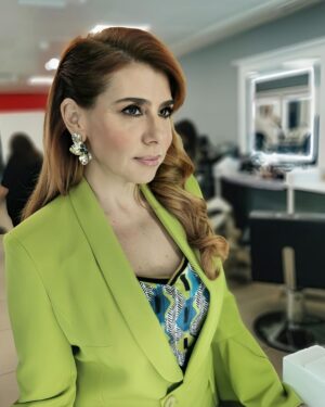 Mónica Sintra Instagram - A competição do “Estrelas ao Sábado” faz hoje uma pausa e temos um especial “Regiões” para animar esta tarde de início de fim-de-semana. Conto convosco desse lado? 😍
💇‍♀️ @antoniocortezatelier 
💄 @paulacarmo.makeup 
👗 @muonti_dress_code 
💎 @eugeniocamposjewels 
👠 @donavportugal