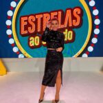 Mónica Sintra Instagram - Prontos para mais uma tarde animadíssima na @rtppt? Eu já cá estou, pronta para mais um “Estrelas ao Sábado”. ✨ Bora lá! 💇‍♀️ @antoniocortezatelier 💄 @paulacarmo.makeup 👗 @muonti_dress_code 💎 @eugeniocamposjewels