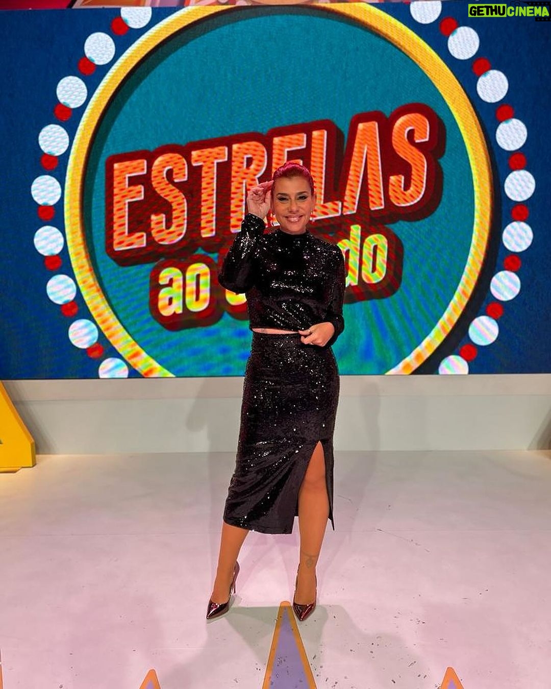 Mónica Sintra Instagram - Prontos para mais uma tarde animadíssima na @rtppt? Eu já cá estou, pronta para mais um “Estrelas ao Sábado”. ✨ Bora lá! 💇♀️ @antoniocortezatelier 💄 @paulacarmo.makeup 👗 @muonti_dress_code 💎 @eugeniocamposjewels