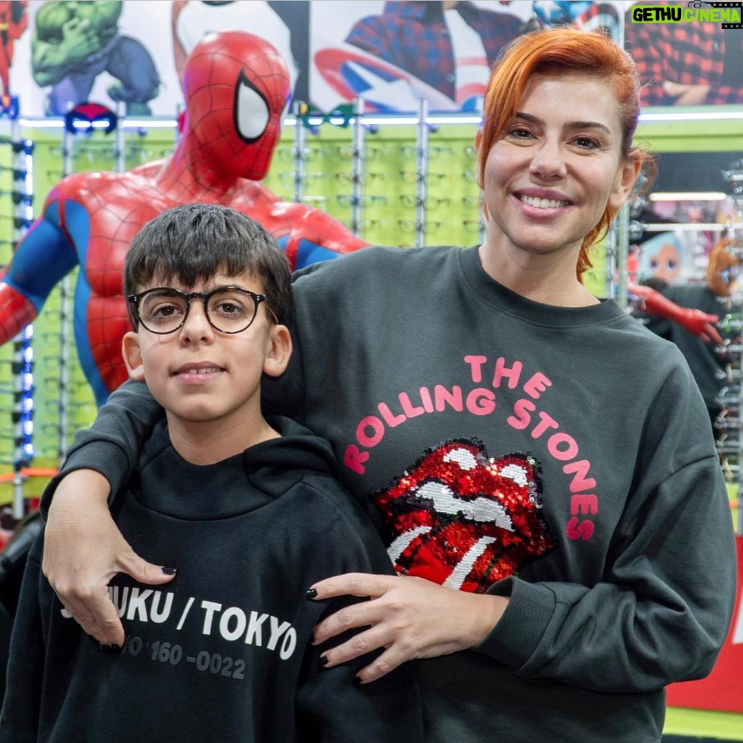 Mónica Sintra Instagram - Tal mãe… tal filho: Duarte e @monicasintraoficial estão rendidos à nossa ótica! “Os genes não falham, portanto, o Duarte também precisa de usar óculos e, aqui, é o local ideal. Aliás, quase que é o paraíso: ele vem aqui, joga, tem alguma dificuldade em escolher, porque há muita variedade e, portanto, vem aqui também para escolher os óculos”, começou por nos contar a cantora. Visite a nossa loja do Chiado ou do Cacém, e faça a sua consulta gratuita!