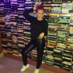 Mónica Sintra Instagram - Ainda sobre Madrid. 🇪🇸 Sobre olhar para o que está no passado. Algo tão simples como cassetes VHS. Ainda se lembram? 🤔 Ficam incríveis onde estão. No passado. Fizeram a diferença, mas já não fazem parte do nosso dia-a-dia. E isto fez-me pensar: e se olhássemos mais para o presente e não para o passado? O passado está lá, faz-nos aprender e crescer. Mas há alturas em que devemos olhar para o presente e para o futuro e vivê-lo intensamente. Não concordam? 🥰 Madrid, Spain
