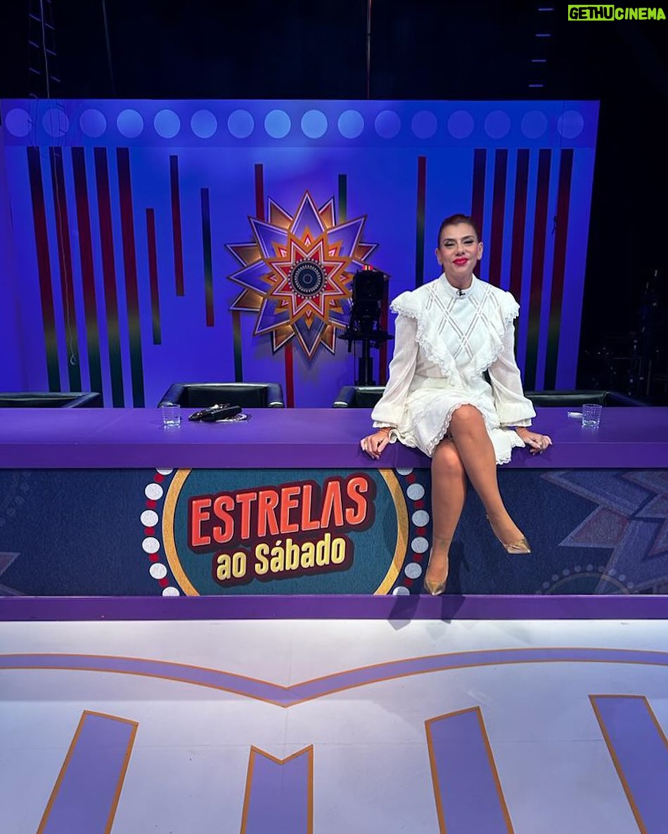 Mónica Sintra Instagram - Preparem as castanhas e a jeropiga. 🌰 Estamos a chegar para animar mais uma tarde de “Estrelas ao Sábado” na @rtppt . Conto convosco desse lado? 😘 💇♀️ @antoniocortezatelier 💄 @paulacarmo.makeup 👗 @muonti_dress_code