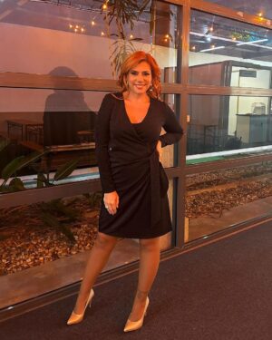 Mónica Sintra Instagram - Ontem estive em Corroios e hoje rumei até Santarém com o "Aqui Portugal" da @rtppt para vos trazer animação neste domingo frio, já a pedir uma mantinha. ❄️ Vemo-nos na TV? 📺
💇‍♀️ @nelsonsousahairstylist 
💄 @vitoriagabriel_makeup 
👗 @sopaulasfashion @scusi_portugal