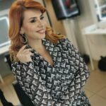 Mónica Sintra Instagram - O “Estrelas ao Sábado” está quase a começar e já estamos prontos para animar a vossa tarde de fim-de-semana. As maiores vozes da temporada vão continuar a desfilar no maior palco da música popular portuguesa. É já daqui a minutos na @rtppt. Juntam-se a nós e vamos passar uma tarde bem descontraída? 😘 💇‍♀️ @antoniocortezatelier 💄 @paulacarmo.makeup 👗 @muonti_dress_code 💎 @eugeniocamposjewels