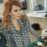Mónica Sintra Instagram - O “Estrelas ao Sábado” está quase a começar e já estamos prontos para animar a vossa tarde de fim-de-semana. As maiores vozes da temporada vão continuar a desfilar no maior palco da música popular portuguesa. É já daqui a minutos na @rtppt. Juntam-se a nós e vamos passar uma tarde bem descontraída? 😘 💇‍♀️ @antoniocortezatelier 💄 @paulacarmo.makeup 👗 @muonti_dress_code 💎 @eugeniocamposjewels