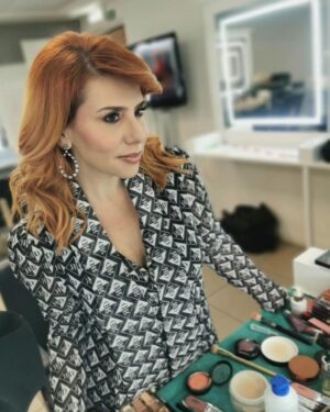 Mónica Sintra Instagram - O “Estrelas ao Sábado” está quase a começar e já estamos prontos para animar a vossa tarde de fim-de-semana. As maiores vozes da temporada vão continuar a desfilar no maior palco da música popular portuguesa. É já daqui a minutos na @rtppt. Juntam-se a nós e vamos passar uma tarde bem descontraída? 😘
💇‍♀️ @antoniocortezatelier 
💄 @paulacarmo.makeup 
👗 @muonti_dress_code 
💎 @eugeniocamposjewels