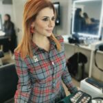 Mónica Sintra Instagram - Se vejo estrelas em todo o lado é porque estamos nas semi-finais do "Estrelas ao Sábado" na @rtppt. Quem está desse lado a acompanhar e por quem estão a torcer? 😍 💇‍♀️ @antoniocortezatelier 💄 @paulacarmo.makeup 👗 @muonti_dress_code 💎 @eugeniocamposjewels