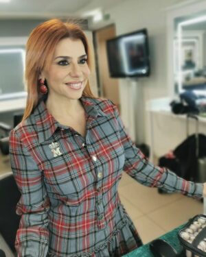 Mónica Sintra Instagram - Se vejo estrelas em todo o lado é porque estamos nas semi-finais do "Estrelas ao Sábado" na @rtppt. Quem está desse lado a acompanhar e por quem estão a torcer? 😍
💇‍♀️ @antoniocortezatelier 
💄 @paulacarmo.makeup 
👗 @muonti_dress_code 
💎 @eugeniocamposjewels