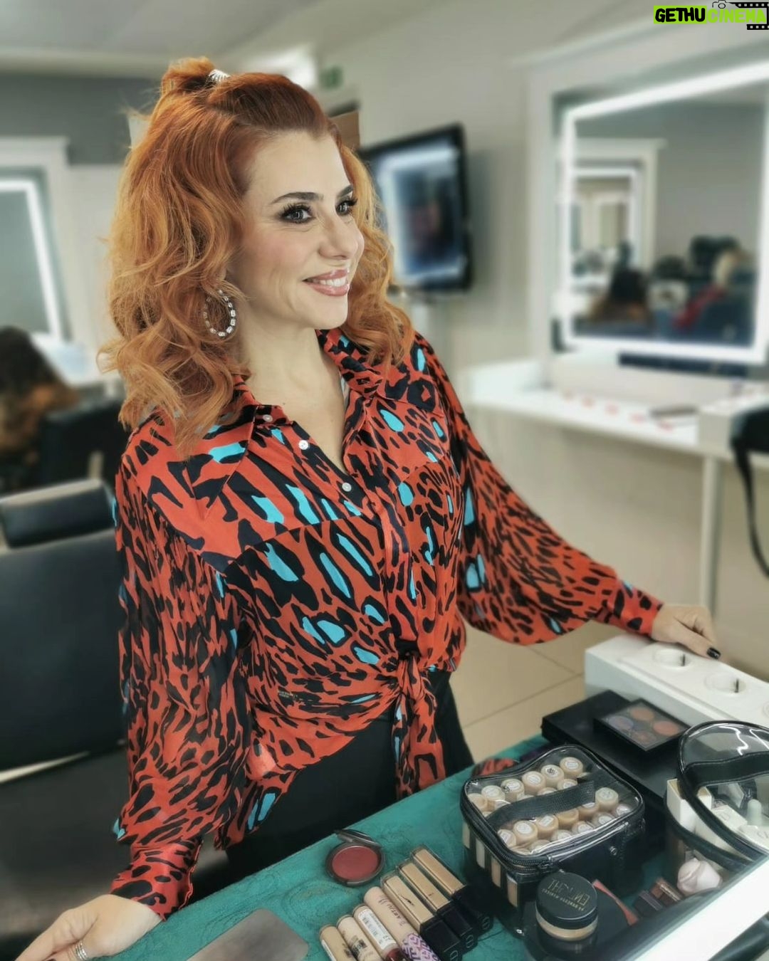 Mónica Sintra Instagram - Pronta para mais um "Estrelas ao Sábado" na @rtppt. E vocês? Juntam-se ao maior palco de música popular portuguesa? 🎶 💇♀️ @antoniocortezatelier 💄 @paulacarmo.makeup 👗 @muonti_dress_code 💎 @eugeniocamposjewels