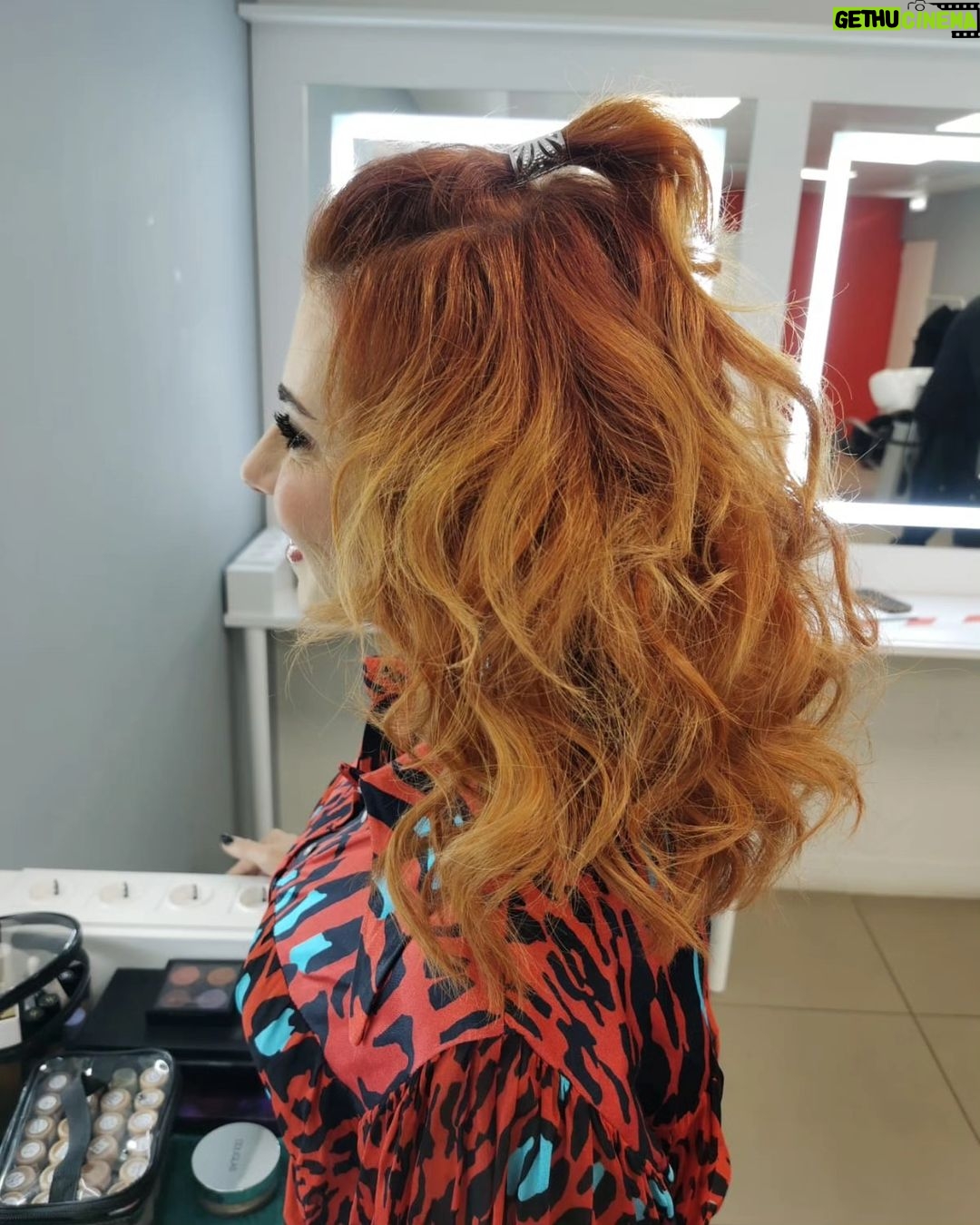 Mónica Sintra Instagram - Pronta para mais um "Estrelas ao Sábado" na @rtppt. E vocês? Juntam-se ao maior palco de música popular portuguesa? 🎶 💇♀️ @antoniocortezatelier 💄 @paulacarmo.makeup 👗 @muonti_dress_code 💎 @eugeniocamposjewels