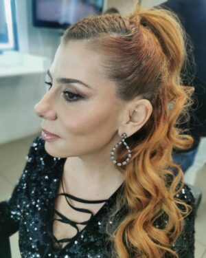 Mónica Sintra Instagram - O destino de 8 candidatos volta a estar nas suas mãos. E eu já estou pronta para a competição. 👑 Quem será o próximo membro da realeza da música popular portuguesa? Vemo-nos agora no “Estrelas ao Sábado” na @rtppt. 😘
💇‍♀️ @antoniocortezatelier 
💄 @paulacarmo.makeup 
👗 @muonti_dress_code 
💎 @eugeniocamposjewels