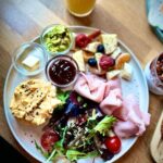 Mónica Sintra Instagram - Um domingo perfeito, no @lifecafesacavem. Um brunch que parece uma orquestra para os sentidos e um atendimento acolhedor. A explosão de sabores e cores é bem visível nestas fotos que partilho convosco. 🥐🍳 A decoração moderna e atual, combinadas com a luz, foram a pitada final para um fim de tarde agradável e cheio de sabor. Recomendo vivamente, para quem procura um espaço para se deleitar e, claro, conversar. ❤️ #parceria
