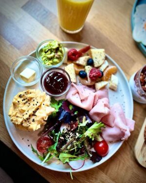 Mónica Sintra Instagram - Um domingo perfeito, no @lifecafesacavem. Um brunch que parece uma orquestra para os sentidos e um atendimento acolhedor. A explosão de sabores e cores é bem visível nestas fotos que partilho convosco. 🥐🍳 A decoração moderna e atual, combinadas com a luz, foram a pitada final para um fim de tarde agradável e cheio de sabor. Recomendo vivamente, para quem procura um espaço para se deleitar e, claro, conversar. ❤️ #parceria
