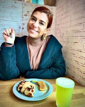 Mónica Sintra Instagram - Um domingo perfeito, no @lifecafesacavem. Um brunch que parece uma orquestra para os sentidos e um atendimento acolhedor. A explosão de sabores e cores é bem visível nestas fotos que partilho convosco. 🥐🍳 A decoração moderna e atual, combinadas com a luz, foram a pitada final para um fim de tarde agradável e cheio de sabor. Recomendo vivamente, para quem procura um espaço para se deleitar e, claro, conversar. ❤️ #parceria