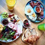 Mónica Sintra Instagram - Um domingo perfeito, no @lifecafesacavem. Um brunch que parece uma orquestra para os sentidos e um atendimento acolhedor. A explosão de sabores e cores é bem visível nestas fotos que partilho convosco. 🥐🍳 A decoração moderna e atual, combinadas com a luz, foram a pitada final para um fim de tarde agradável e cheio de sabor. Recomendo vivamente, para quem procura um espaço para se deleitar e, claro, conversar. ❤️ #parceria