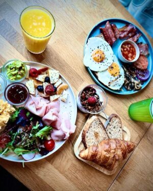 Mónica Sintra Instagram - Um domingo perfeito, no @lifecafesacavem. Um brunch que parece uma orquestra para os sentidos e um atendimento acolhedor. A explosão de sabores e cores é bem visível nestas fotos que partilho convosco. 🥐🍳 A decoração moderna e atual, combinadas com a luz, foram a pitada final para um fim de tarde agradável e cheio de sabor. Recomendo vivamente, para quem procura um espaço para se deleitar e, claro, conversar. ❤️ #parceria