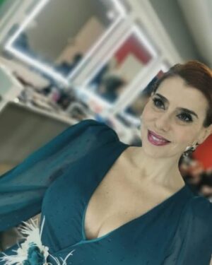 Mónica Sintra Instagram - Mais um sábado, mais uma voltinha no “Estrelas ao Sábado”. A competição regressa hoje e novos candidatos procuram a sua oportunidade para mostrar o seu talento. Vamos lá? É já a seguir na @rtppt. 😘
💇‍♀️ @antoniocortezatelier 
💄 @paulacarmo.makeup 
👗 @muonti_dress_code 
👠 @donavportugal