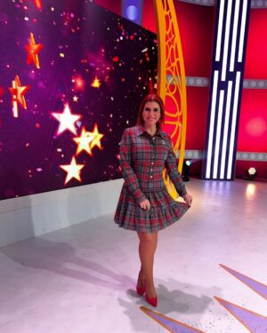 Mónica Sintra Instagram - Se vejo estrelas em todo o lado é porque estamos nas semi-finais do "Estrelas ao Sábado" na @rtppt. Quem está desse lado a acompanhar e por quem estão a torcer? 😍
💇‍♀️ @antoniocortezatelier 
💄 @paulacarmo.makeup 
👗 @muonti_dress_code 
💎 @eugeniocamposjewels