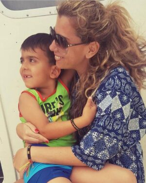Mónica Sintra Instagram - Há 13 anos descobri algo. Algo que já conhecia. Mas conheci-o na sua forma maior. Numa forma que é quase inexplicável. Falo do amor. Mas de um amor especial. O amor de um filho. Um amor que é difícil (ou mesmo impossível) de quantificar. Trouxe ao mundo alguém. Alguém para estar ao meu lado nos bons e maus momentos. Meus e dele. Sempre. ❤️ Escrever estas palavras não é fácil. Nada do que escreva estará sequer perto daquilo que é o meu amor por este ser que hoje está de parabéns. Este ser especial e de luz que faz parte de mim. Parabéns, Duarte. És o homem da minha vida. E serás sempre. ✨Amo-te muito.