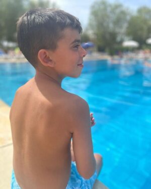 Mónica Sintra Instagram - Há 13 anos descobri algo. Algo que já conhecia. Mas conheci-o na sua forma maior. Numa forma que é quase inexplicável. Falo do amor. Mas de um amor especial. O amor de um filho. Um amor que é difícil (ou mesmo impossível) de quantificar. Trouxe ao mundo alguém. Alguém para estar ao meu lado nos bons e maus momentos. Meus e dele. Sempre. ❤️ Escrever estas palavras não é fácil. Nada do que escreva estará sequer perto daquilo que é o meu amor por este ser que hoje está de parabéns. Este ser especial e de luz que faz parte de mim. Parabéns, Duarte. És o homem da minha vida. E serás sempre. ✨Amo-te muito.