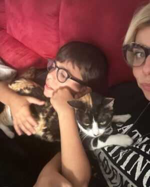 Mónica Sintra Instagram - Há 13 anos descobri algo. Algo que já conhecia. Mas conheci-o na sua forma maior. Numa forma que é quase inexplicável. Falo do amor. Mas de um amor especial. O amor de um filho. Um amor que é difícil (ou mesmo impossível) de quantificar. Trouxe ao mundo alguém. Alguém para estar ao meu lado nos bons e maus momentos. Meus e dele. Sempre. ❤️ Escrever estas palavras não é fácil. Nada do que escreva estará sequer perto daquilo que é o meu amor por este ser que hoje está de parabéns. Este ser especial e de luz que faz parte de mim. Parabéns, Duarte. És o homem da minha vida. E serás sempre. ✨Amo-te muito.