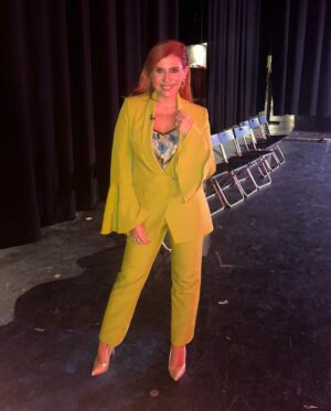 Mónica Sintra Instagram - A competição do “Estrelas ao Sábado” faz hoje uma pausa e temos um especial “Regiões” para animar esta tarde de início de fim-de-semana. Conto convosco desse lado? 😍
💇‍♀️ @antoniocortezatelier 
💄 @paulacarmo.makeup 
👗 @muonti_dress_code 
💎 @eugeniocamposjewels 
👠 @donavportugal