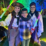Mónica Sintra Instagram - Dia 30 de novembro abriram-se as portas para a magia do Natal. 🎄 A convite da querida @xenica_jardim, eu e o Duarte fomos ver o @peterpannogelo no @ccalegro Alfragide e foi simplesmente especial e mágico. A delicadeza, a magia e a imaginação juntaram-se e o resultado foi simplesmente lindo. ❄️ Se ainda não foram ver, recomendamos muito. Abram a porta à magia desta época que começa, oficialmente, hoje. Vamos lá? ✨ #parceria #opeterpannogelo #alegroalfragide Alegro Alfragide