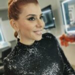 Mónica Sintra Instagram - Prontos para mais uma tarde animadíssima na @rtppt? Eu já cá estou, pronta para mais um “Estrelas ao Sábado”. ✨ Bora lá! 💇‍♀️ @antoniocortezatelier 💄 @paulacarmo.makeup 👗 @muonti_dress_code 💎 @eugeniocamposjewels