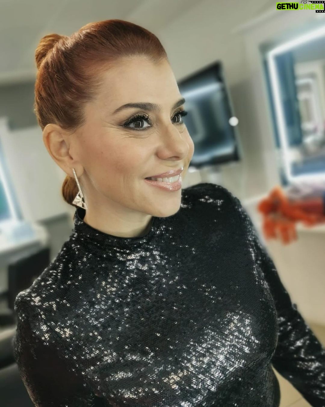 Mónica Sintra Instagram - Prontos para mais uma tarde animadíssima na @rtppt? Eu já cá estou, pronta para mais um “Estrelas ao Sábado”. ✨ Bora lá! 💇♀️ @antoniocortezatelier 💄 @paulacarmo.makeup 👗 @muonti_dress_code 💎 @eugeniocamposjewels