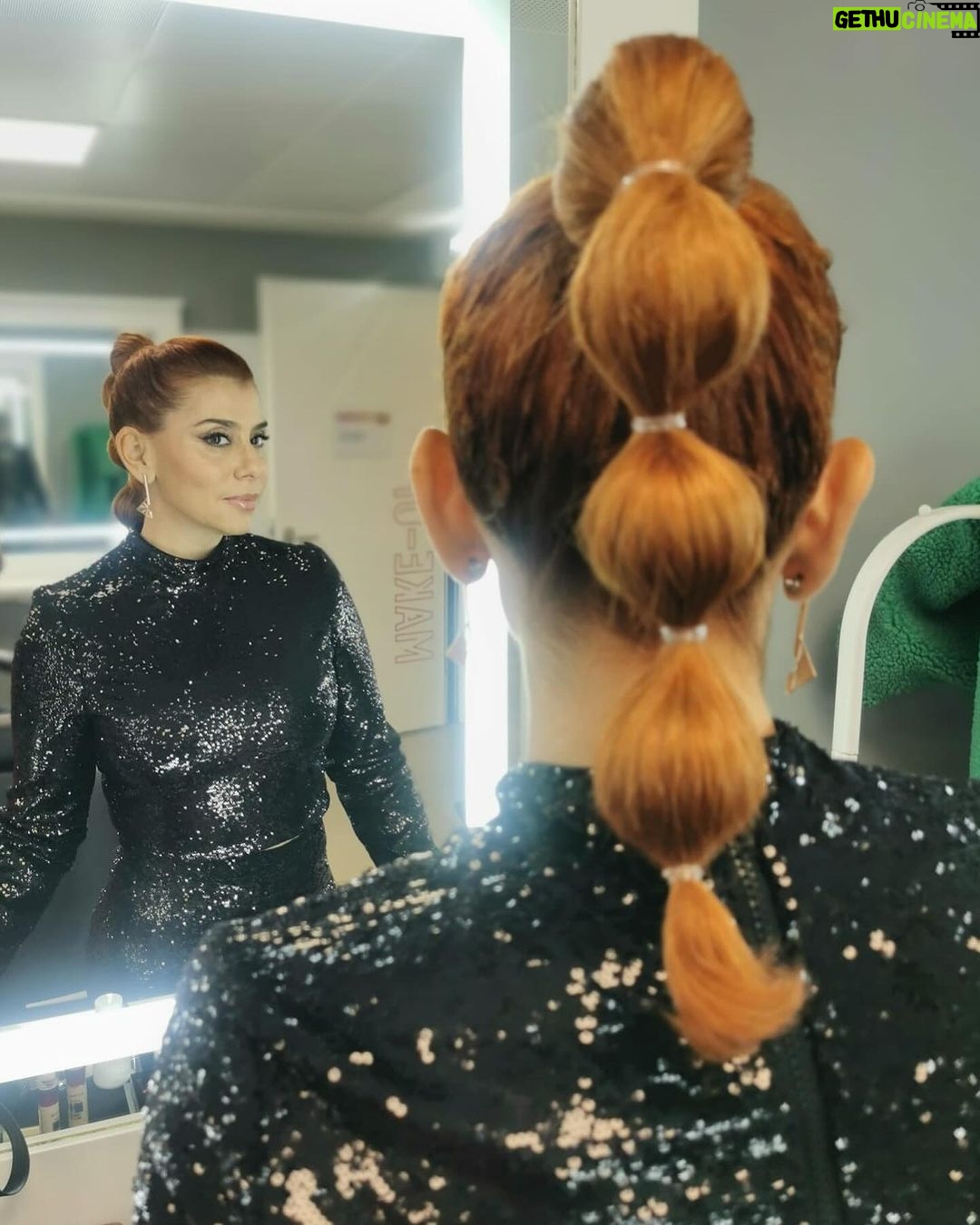 Mónica Sintra Instagram - Prontos para mais uma tarde animadíssima na @rtppt? Eu já cá estou, pronta para mais um “Estrelas ao Sábado”. ✨ Bora lá! 💇♀️ @antoniocortezatelier 💄 @paulacarmo.makeup 👗 @muonti_dress_code 💎 @eugeniocamposjewels