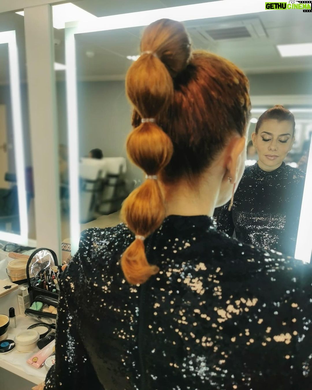 Mónica Sintra Instagram - Prontos para mais uma tarde animadíssima na @rtppt? Eu já cá estou, pronta para mais um “Estrelas ao Sábado”. ✨ Bora lá! 💇♀️ @antoniocortezatelier 💄 @paulacarmo.makeup 👗 @muonti_dress_code 💎 @eugeniocamposjewels