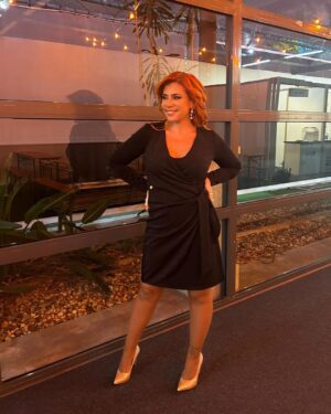 Mónica Sintra Instagram - Ontem estive em Corroios e hoje rumei até Santarém com o "Aqui Portugal" da @rtppt para vos trazer animação neste domingo frio, já a pedir uma mantinha. ❄️ Vemo-nos na TV? 📺
💇‍♀️ @nelsonsousahairstylist 
💄 @vitoriagabriel_makeup 
👗 @sopaulasfashion @scusi_portugal