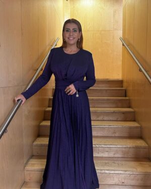 Mónica Sintra Instagram - Pronta para mais um “Estrelas ao Sábado”. E vocês? Juntam-se a mim nesta tarde cheia de animação e novos artistas da música popular portuguesa? 🥁
💇‍♀️ @antoniocortezatelier 
💄 @paulacarmo.makeup 
👗 @muonti_dress_code 
💎 @eugeniocamposjewels