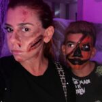 Mónica Sintra Instagram - Eu sei que já toda a gente postou as fantasias de Halloween, mas eu também gosto de ser diferente e, por isso, partilho hoje. 👻 Boo para vocês, do Duarte e meu. Espero que gostem. Um trabalho incrível das @girls.powerstudio. 💄 Obrigada, querida @xenica_jardim por mais um ano incrivelmente assustador... no bom sentido. 😁 @canalpanda #hotelassombradodopanda #pandahalloween2023