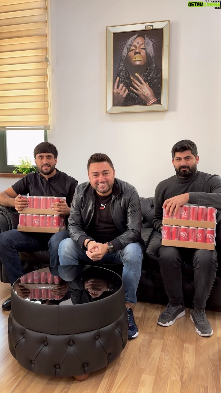 Müşfiq Şahverdiyev Instagram - Qaliblerimiz en cox like toplayan @kerimov_411 bizden 100 manat 2 kacetde Full kola qazandi ve @suskun.tv de 2 kacet Full kola qazandi @fulldrink_ 💪😎💣