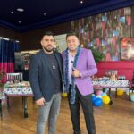 Müşfiq Şahverdiyev Instagram - Bu gun Turbaz ishtirakcilari ile gozel bir gun kecirtdik ve yeni ilin gelishini qeyd etdik😘❤️ Eziz dostlar Eziz Xalqim qarshidan gelen yeni il ve hemreylik gunu munasibet ile her birinizi ureyden tebrik edirik 2023 🎂🥂🥃🍾her birimize dusherli ve ugurlu il olsun INSHALLAH😘😘😘🎊🎈🎉 Tebrik ucun gelen qonaglarimiza da teshekkur edirik😘 @shohrett @sadixmustafayevofficial @cahan_qrupu #turbaz ManzaraSky Baku