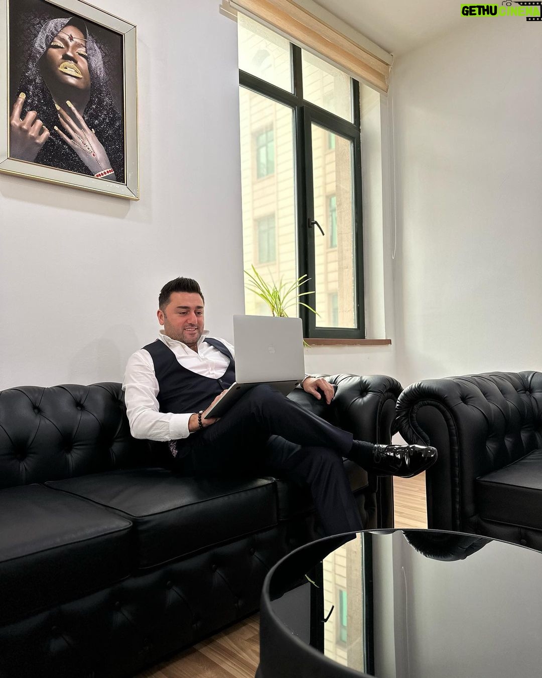 Müşfiq Şahverdiyev Instagram - Calishin hecneyi vecinize almayin. Eyer vecinize alsaniz, vecsizleri sevindirmish olarsiz😉😎