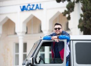Müşfiq Şahverdiyev Instagram - Bayraminiz mubarek. her zaman gulun, her zaman pozitiv olun hec neye fikir vermeyin Siz yaxshi oldugca Size paxillig edenler pis olacaq😀😉👍 @xalidfoto 📸