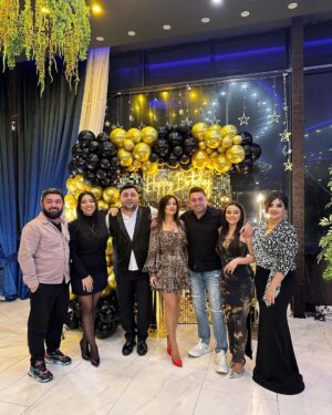 Müşfiq Şahverdiyev Instagram - Yeni yashin Sene coxlu coxlu ugurlar getirsin Menim istedadli Qardashim😘😘 @cavidannovruzz  dunen yaxshica eylendik😃👍 @zarina_qurbanova_ @samid_agayev @melikova_nazli_ @melek_kazimova @xeyalequliyevaofficial dostlar her zaman bele mehriban olag INSHALLAH❤️
