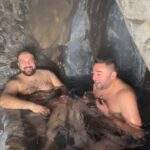 Müşfiq Şahverdiyev Instagram - Mohteshem bir mekan mozuzevi bir yer bura gelib cixmag ucun 1 saat uaz la 40 deqiqe piyada yol qet etmishik. Dogrusu deyim gelmeye deyer cox maragli dincelmeli bir mekan idi hele siz o suyun bedene olan xeyirlerini bilseniz😊👍👍 #qax #ilisu #azerbaycan 🇦🇿🇦🇿 Qax ( Ilisu Kendi)