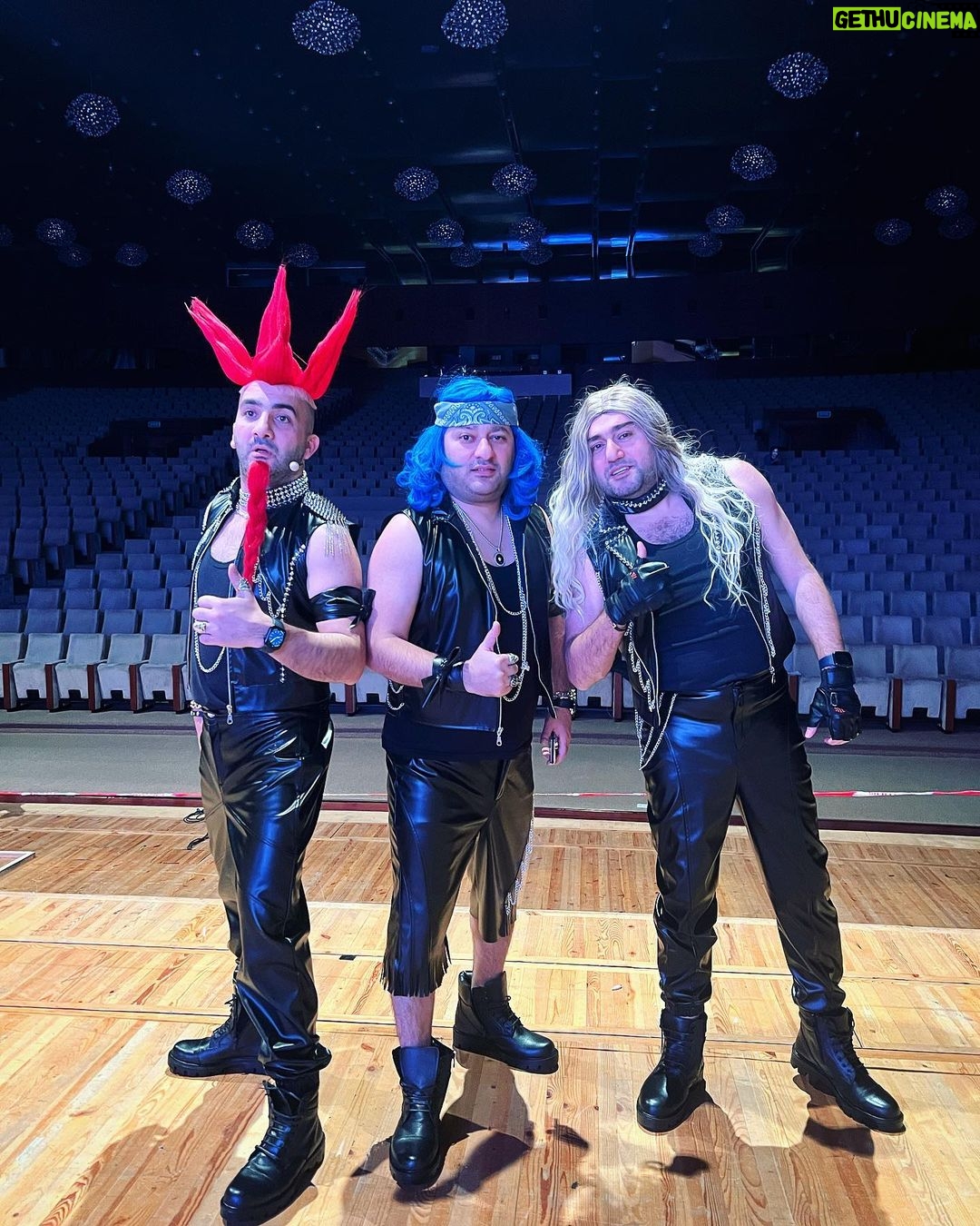 Müşfiq Şahverdiyev Instagram - Paytaxt salati konsertimizin en maragli sehnelerinden biri rok😎🎸🎸🎤🎤🎹 Heyder Eliyev Sarayi