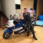 Müşfiq Şahverdiyev Instagram - Paytaxt salati konsertimizin en maragli sehnelerinden biri rok😎🎸🎸🎤🎤🎹 Heyder Eliyev Sarayi