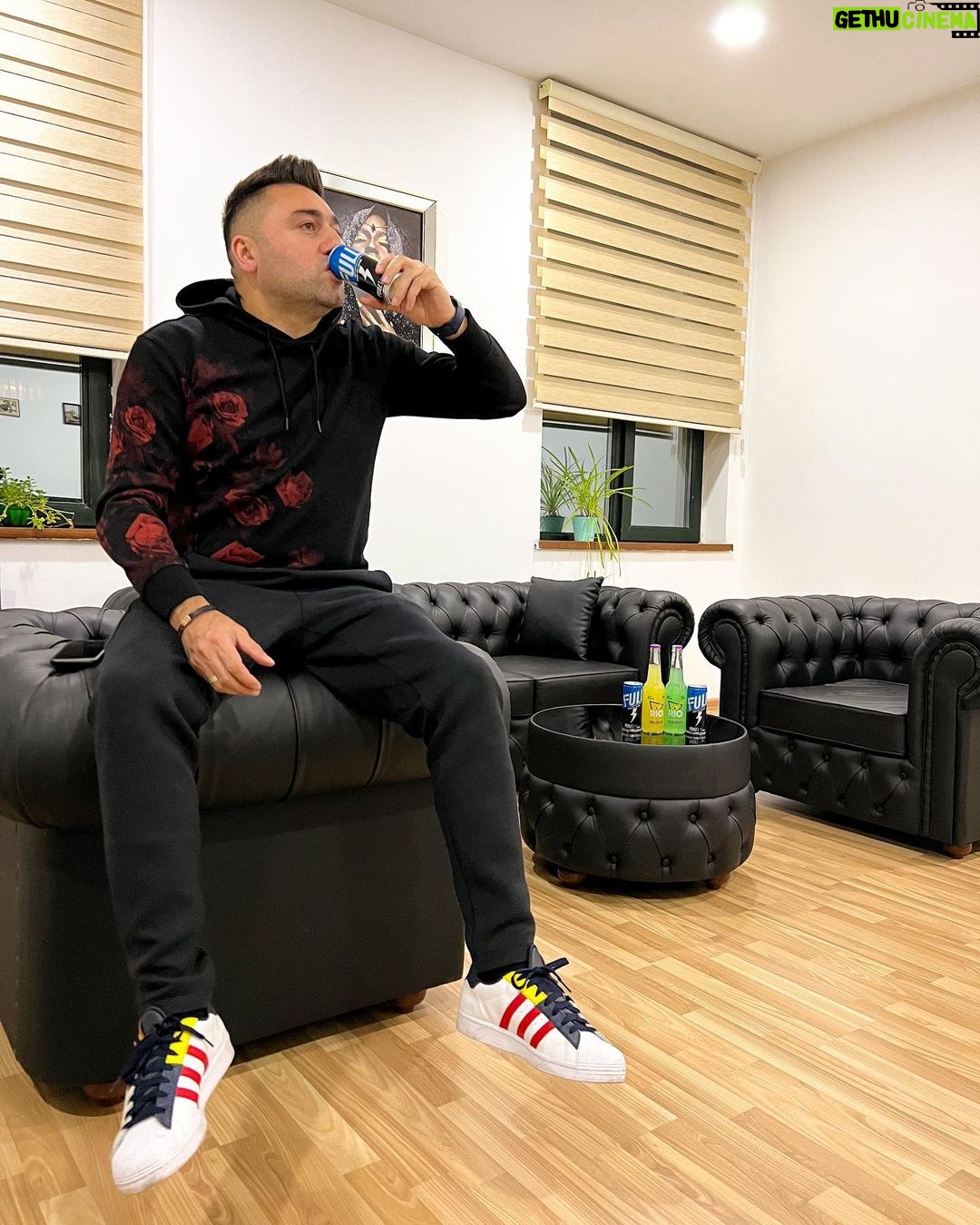 Müşfiq Şahverdiyev Instagram - Yeni hefteye pozitiv bashlayin ola bilsin bu hefte Men burda olmadim😜😜 @fulldrink_ 😍 Green Plaza