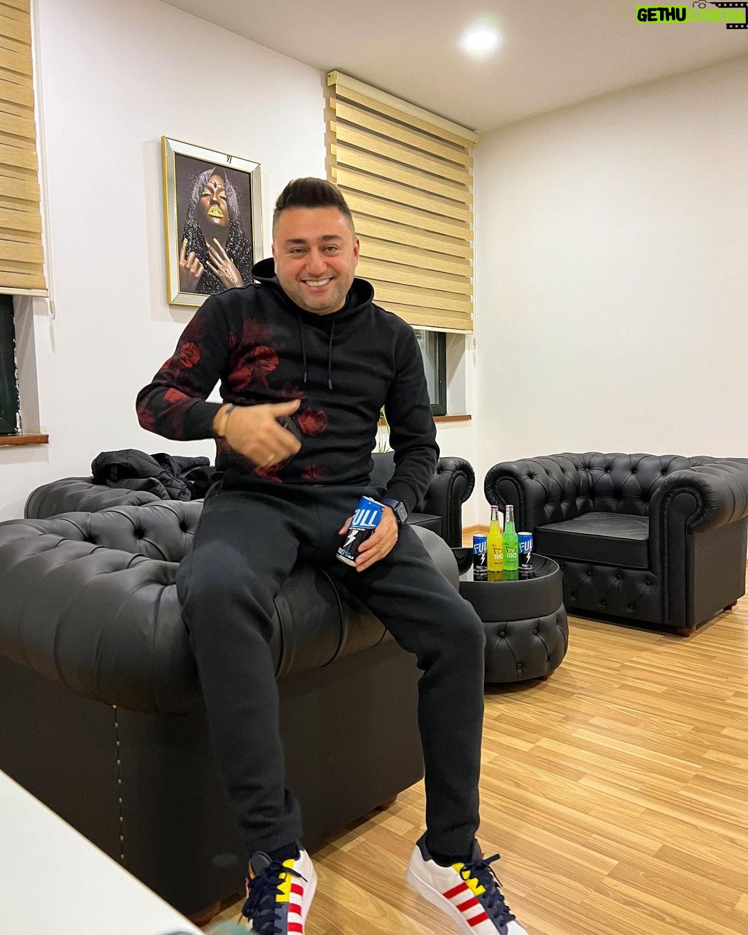 Müşfiq Şahverdiyev Instagram - Yeni hefteye pozitiv bashlayin ola bilsin bu hefte Men burda olmadim😜😜 @fulldrink_ 😍 Green Plaza
