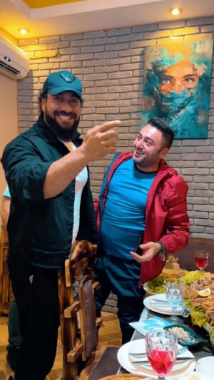 Müşfiq Şahverdiyev Instagram - ,,Xoruzun ağ eti,, adli qonağliği😀
#mushviqshahverdiyev #shukransoltanov #byshukransoltanov #totsamıyshuker #yurd