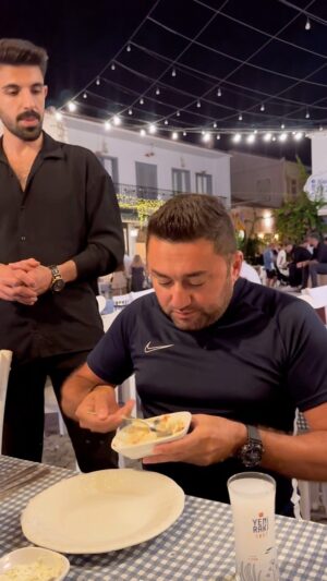Müşfiq Şahverdiyev Instagram - Türk metbrxinden Kopoyoglu yeyenler yazin gorey beyenmisizmi bu mezeni?? 😂😄 nese Mene cooox lezzet eledi😋😋😋 #alaçatı #izmir #türkiye 🇹🇷🇹🇷🇹🇷🇹🇷🇹🇷
