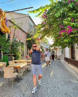 Müşfiq Şahverdiyev Instagram - Qardash olkeden her hese meeerrr habaaaaa🥰 😃🇹🇷🇦🇿 #alaçatı #izmir #türkiye